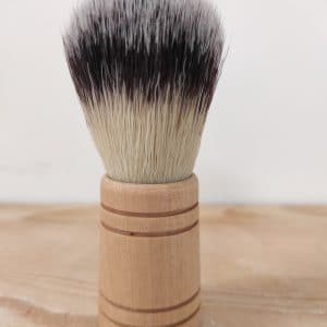 Parfait pour débuter, ce blaireau en bois et soies synthétiques Croll & Denecke  saura garnir parfaitement votre barbe (ou autre) d'une belle mousse blanche. A utiliser sans modération.